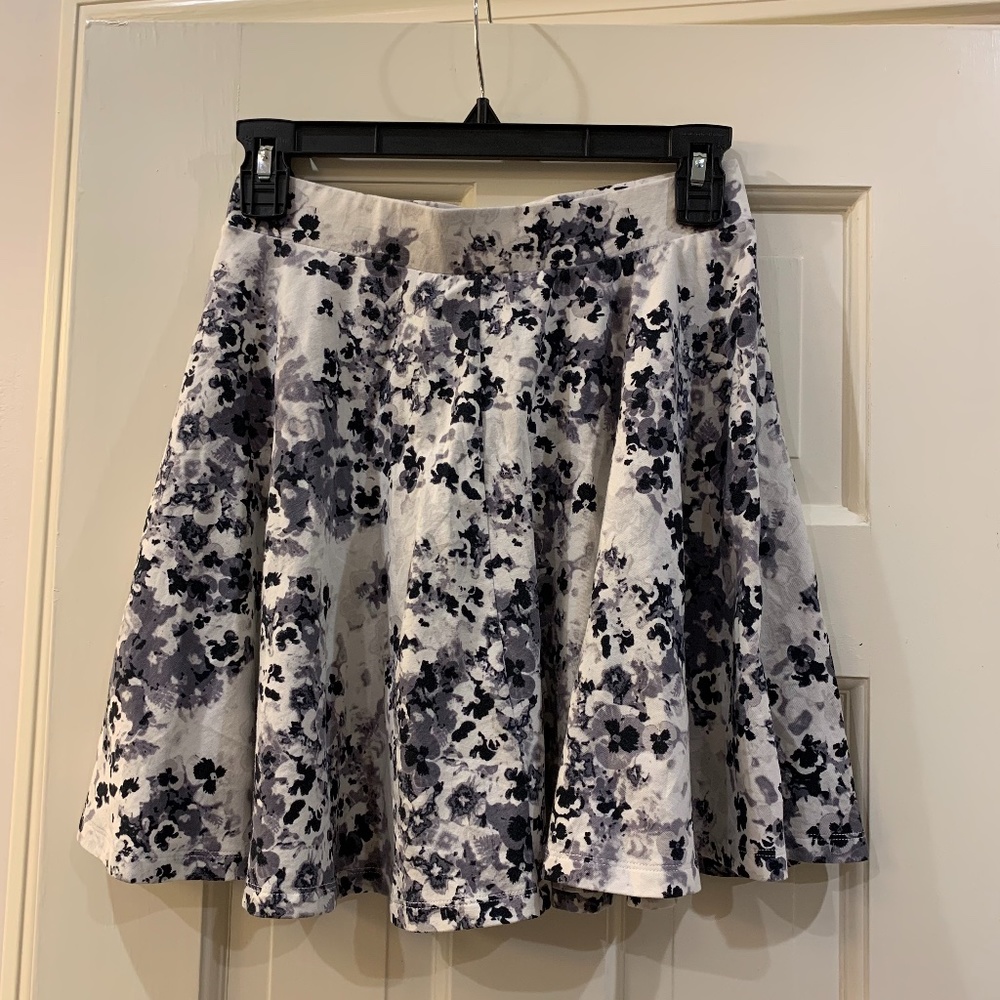 SO Black and white floral skirt size M